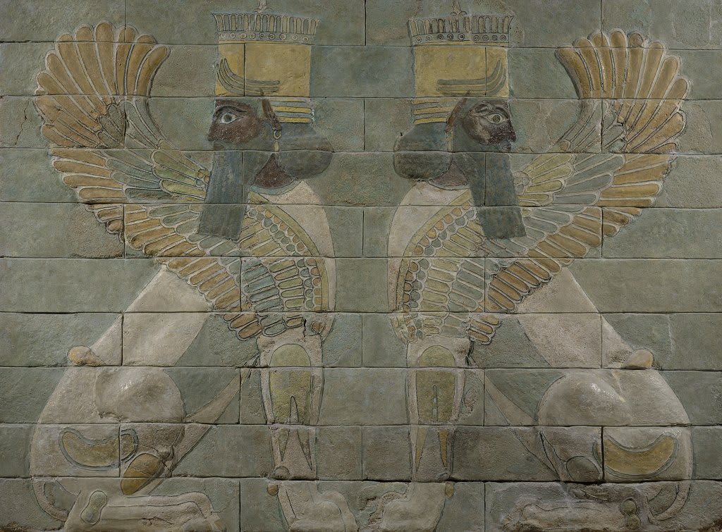 [#UnJourUneOeuvre] Ces panneaux décoratifs en briques émaillées polychromes proviennent du palais de Darius Ier à Suse. Il s'agit d'une iconographie complexe traditionnelle dans un style purement perse. ☛