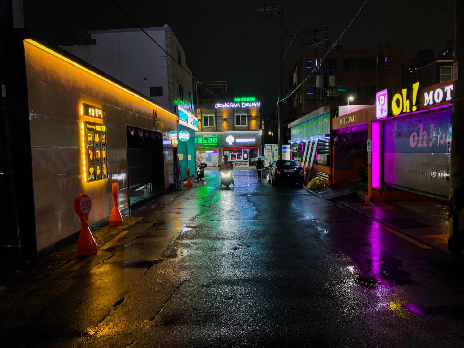 Heavy Rainfall and Neon, Busan