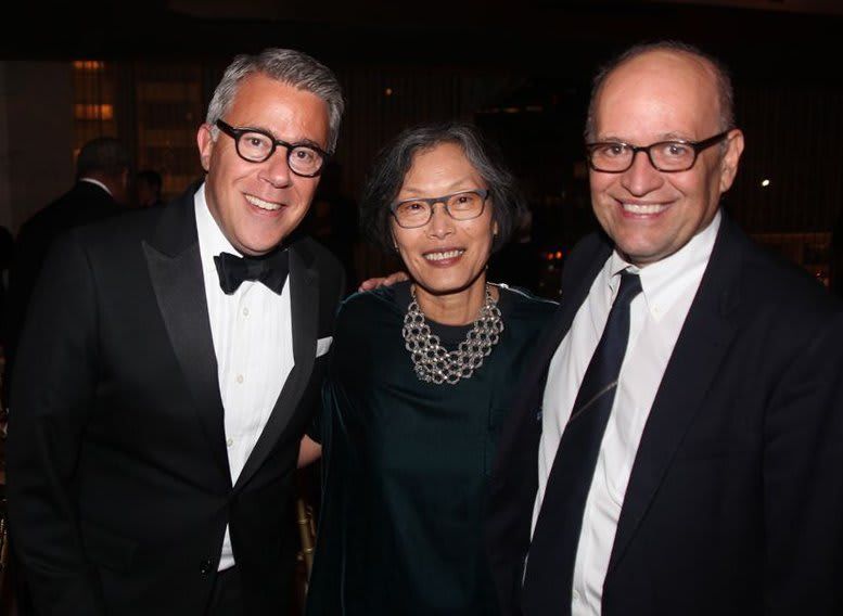 Bravo to @MetOpera on its stellar season opener! Lincoln Center's acting president Russell Granet joined @NYCulture commissioner Tom Finkelpearl & @brooklynmuseum curator Eugenie Tsai, among many others, to celebrate. >> https://t.co/pdvo0H4ePf 📸: Amanda Gordon/@Bloomberg
