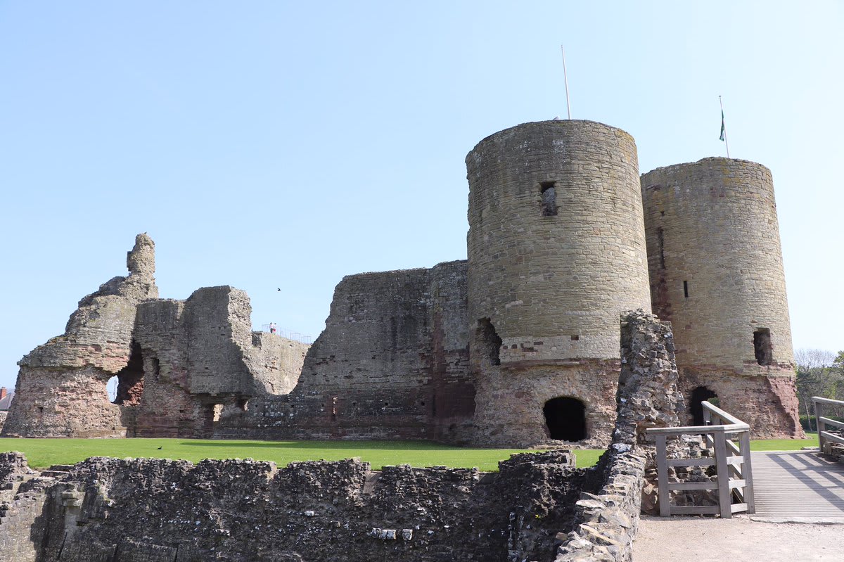 RT @HannahVKirby: Back in Wales = Back at the castles. This time it’s Rhuddlan’s turn ✨🏰☀️