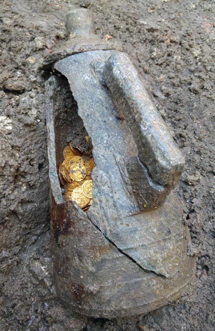 A soapstone vessel filled with hundreds of Late Antique gold coins was found at the site of Como, Italy's former Cressoni Theater.