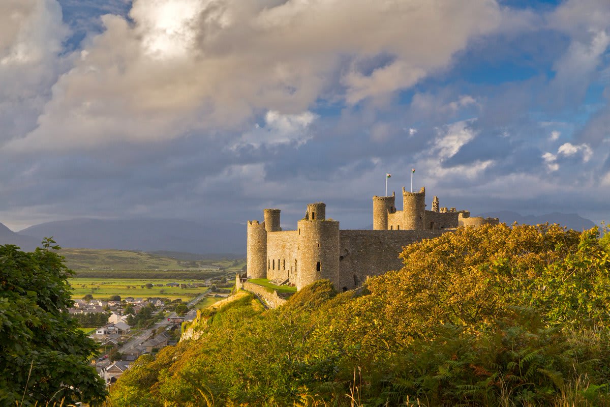 MonumentMonday - Harlech Castle Harlech Castle crowns a sheer rocky crag overlooking the dunes far below – waiting in vain for the tide to turn and the distant sea to lap at its feet once again. ▶️