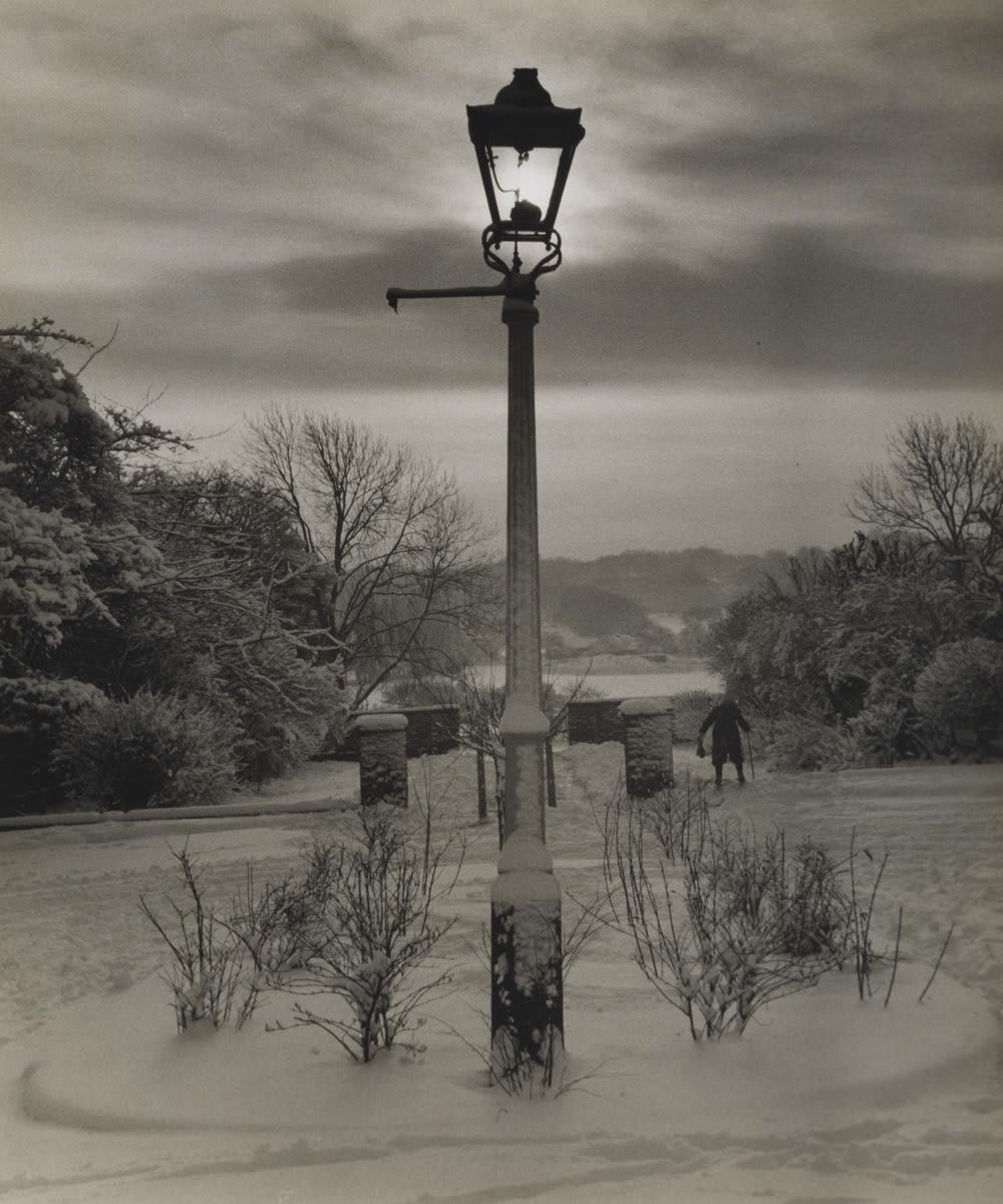 HampsteadHeath, captured by Wolfgang Suschitzky in 1955—the same park that inspired C.S. Lewis to write The Chronicles of Narnia, on a snowy afternoon walk in the same decade. ❄️
