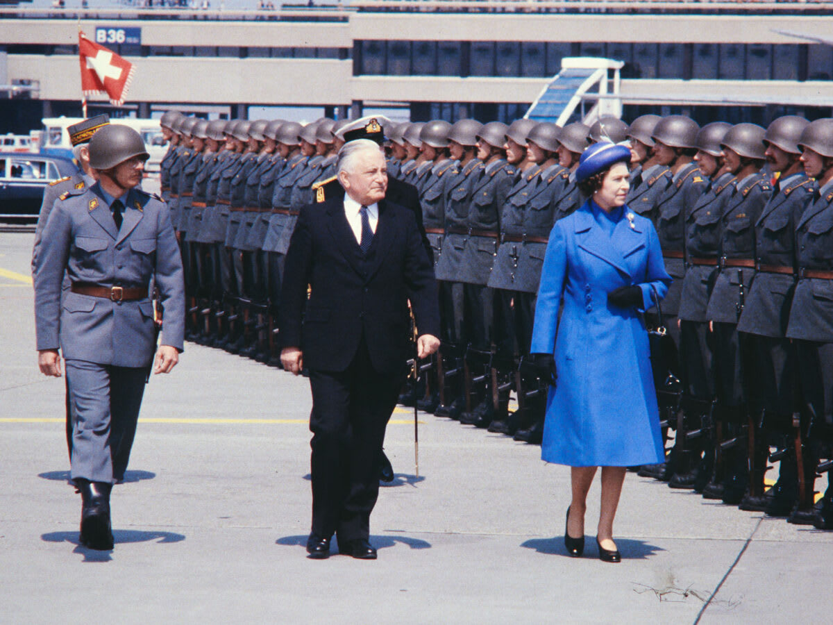 Queen Elizabeth II’s state visit to Switzerland in 1980. Accompanied by Federal President Georges-André Chevallaz and greeted by the guard of honour at Zurich-Kloten Airport. Photo: Swiss National Museum / ASL