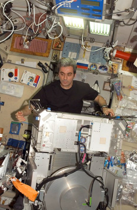 HappyBirthday to ESA's Léopold Eyharts  (28 April)! Veteran of 2 spaceflights: the Pegase mission in 1998 & STS-122 Atlantis to @Space_Station in 2008 @esaspaceflight @ESA_fr @CNES @NASAhistory