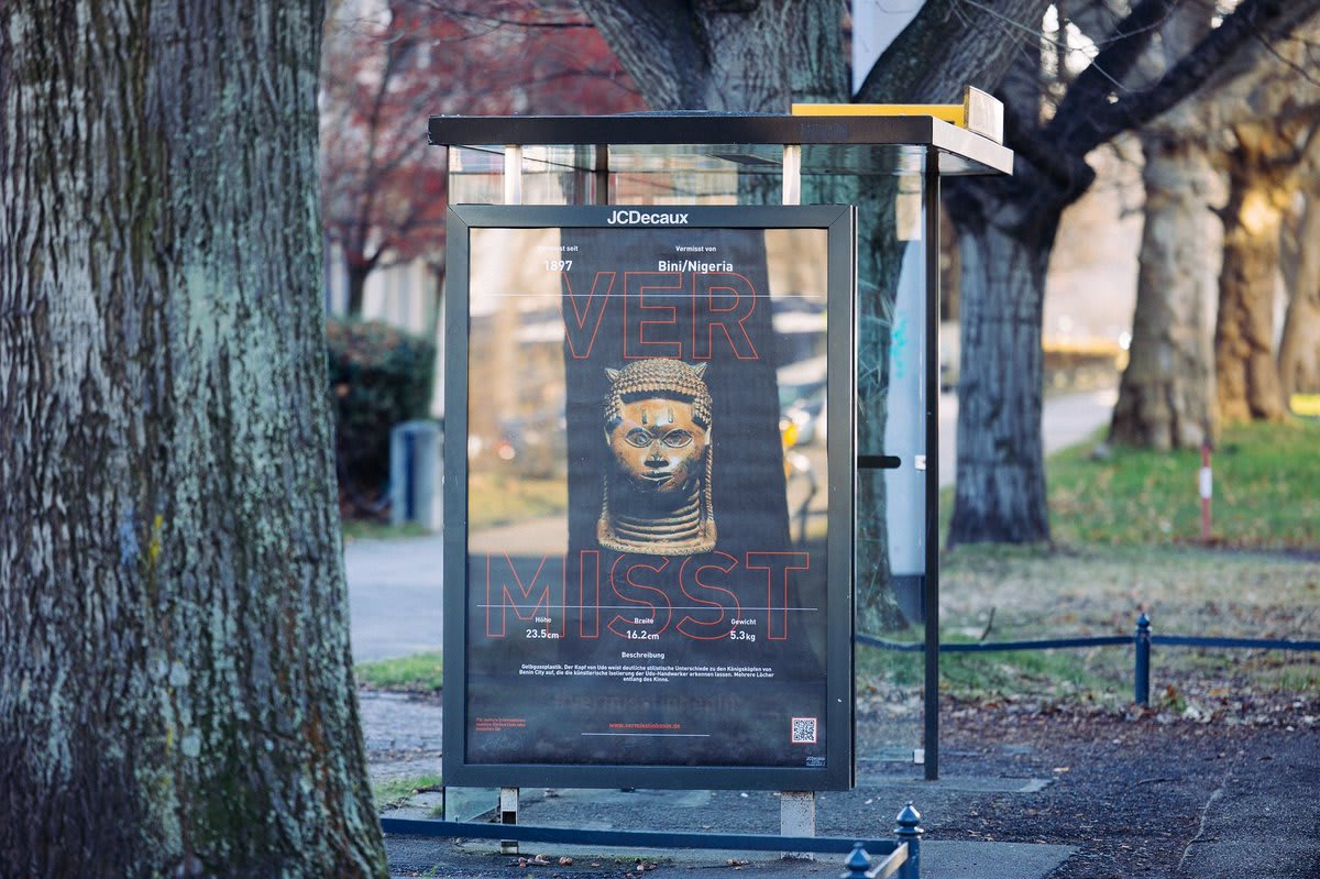 Artist Emeka Ogboh has put up more than 200 "missing" posters depicting the Benin Bronzes throughout the city of Dresden: