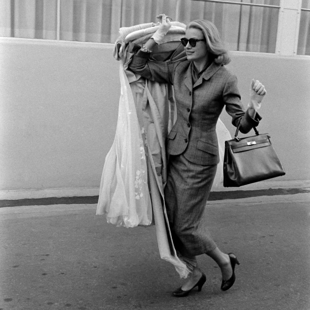 The embodiment of old-Hollywood style- Grace Kelly 🌟 Here she is before her wedding in 1955, with one of the most iconic handbags of all time, renamed 'Kelly' by Hermès in her honour. Read more about our BagsInsideOut exhibition here: