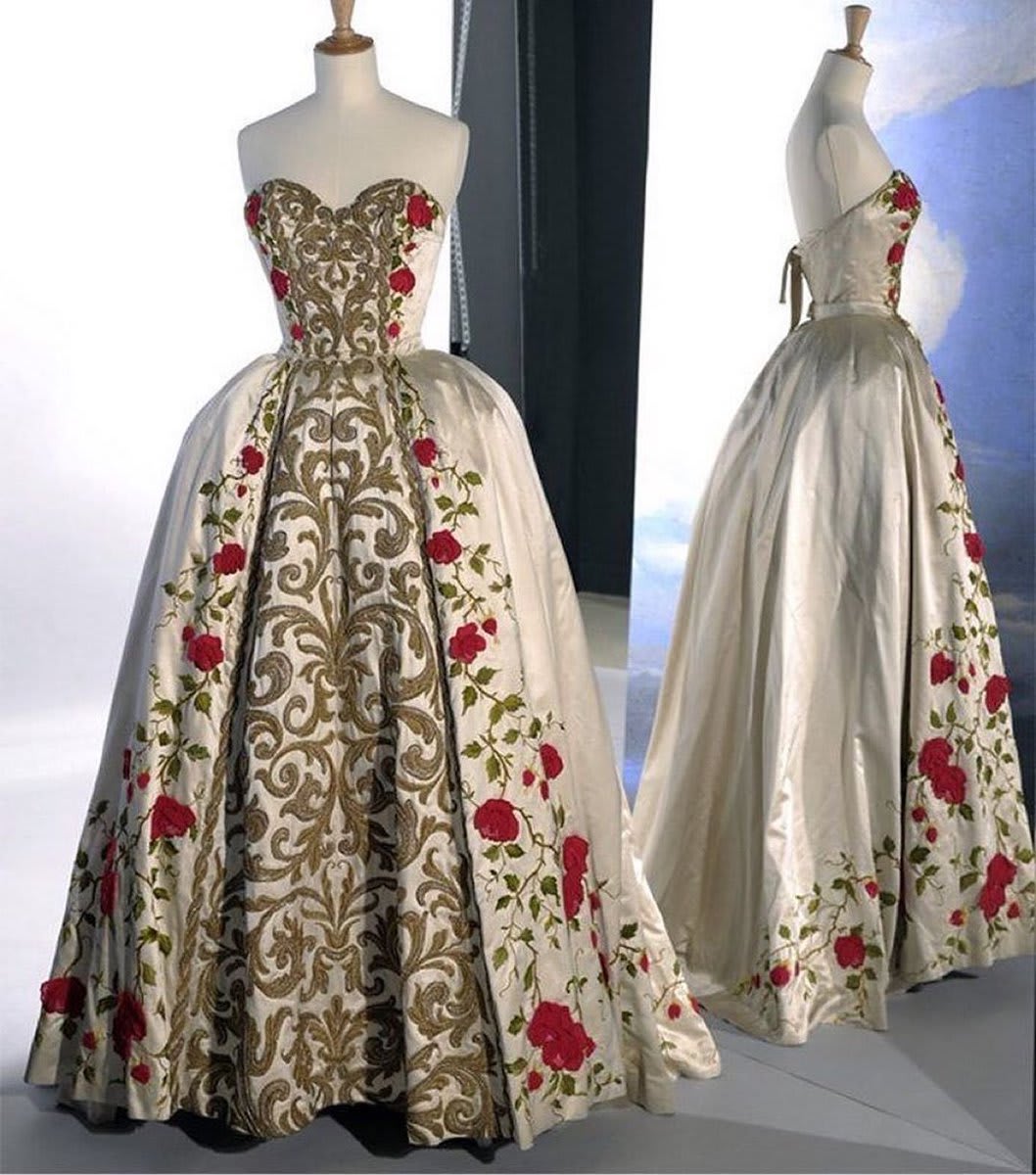 The “Antonia” gown by Pierre Balmain, spring/summer 1954. Jaw-droppjngly gorgeous. Via Palais Galliera. More: