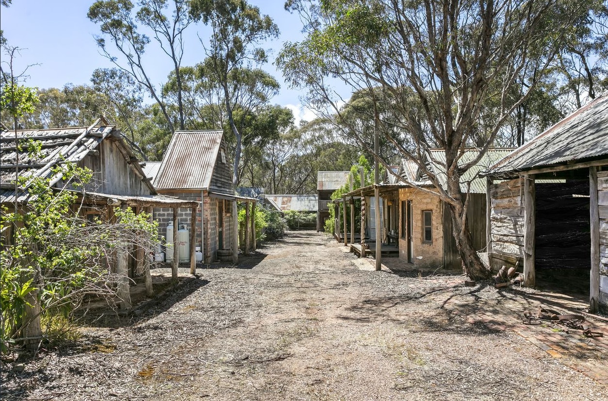 old buildings built to the same building type of the 1850s made from wattle and daub, mud brick, and slab construction, More photos in the comments.