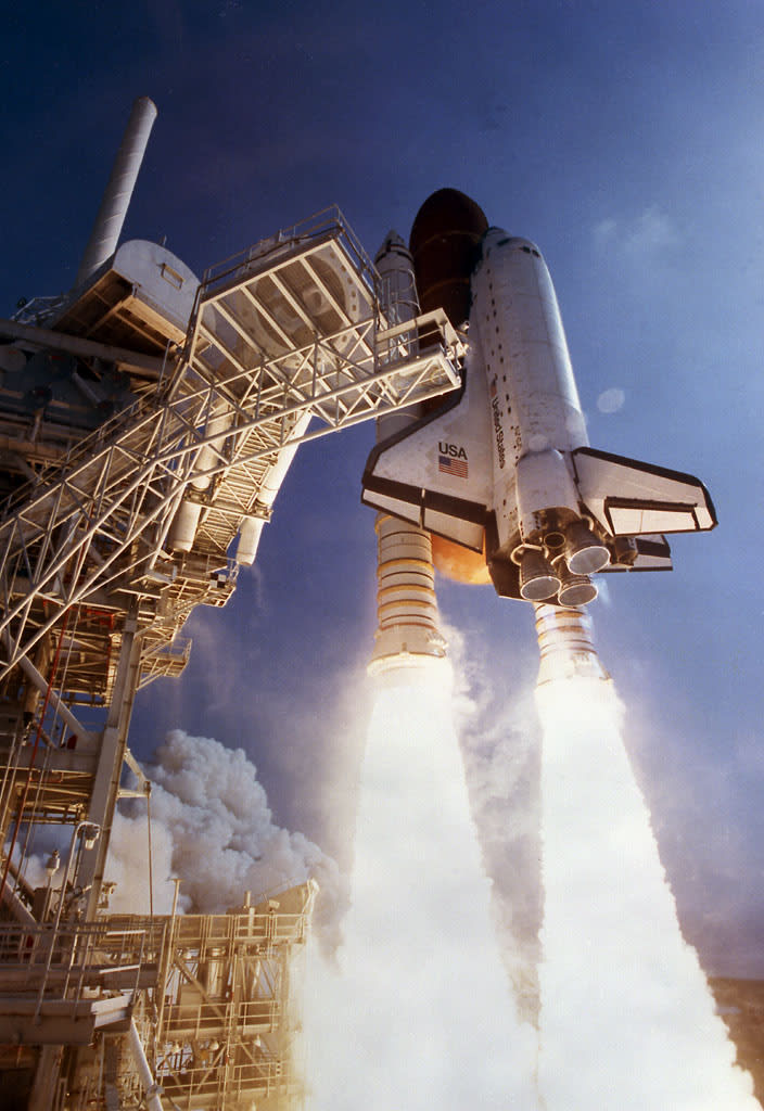 30YearsAgo today, Space Shuttle Atlantis blasted off from @NASAKennedy for STS-46. It's 8-day mission: to deploy @esa's European Retrievable Carrier (EURECA) and the Tethered Satellite System (TSS), and to boldly eat candy where no one had eaten candy before.