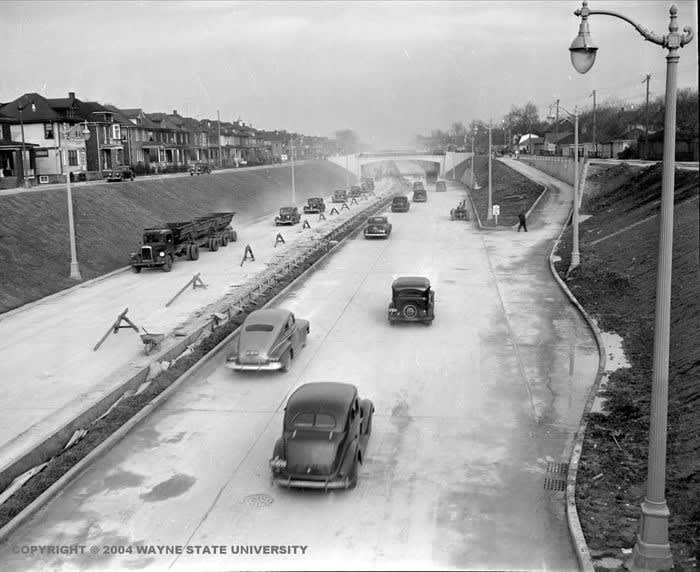 Opening day of the Davidson Freeway in Detroit MI, Nov 25th 1942. The freeway was a priority construction project during WWII due to it's proximity to defense plants in Detroit. Despite only being 5.4 mi long, it still exists today. [572*700]