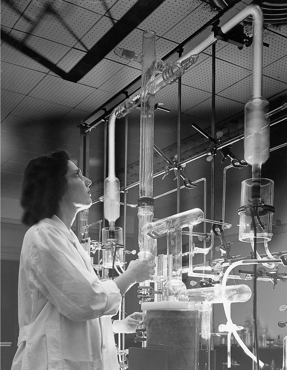 This one goes out to the WomenInSTEM in the lab this weekend. In this 📷 taken OTD in 1957, one of the few female physicists at NASA's Lewis Research Center (now @NASAGlenn) works on an atomic lab experiment that pushed a gas at low pressure through a high-voltage discharge.