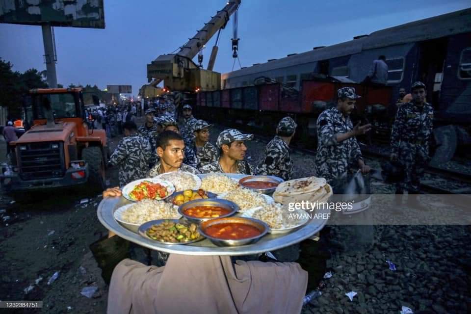 Egyptian families feeding the fasting rescuers and survivors of a train crash, Ramadan 2021.