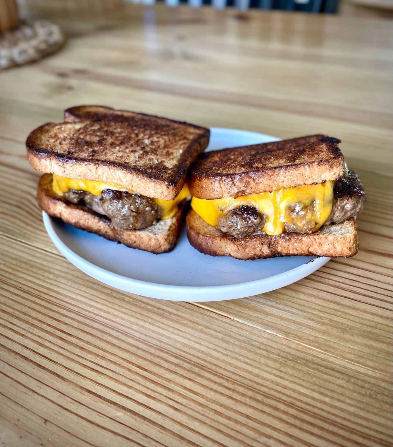 [homemade] Prime ground beef with Cheddar, Provolone, and Gouda on toasted bread.