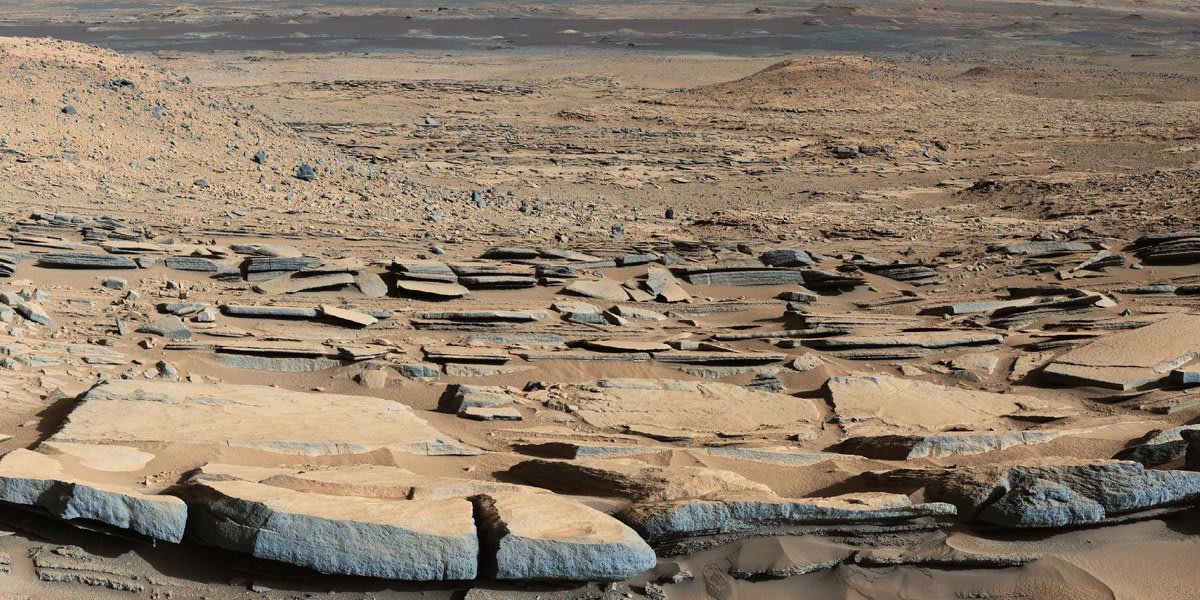 An ancient lake stood where Mount Sharp is now. The water's source remains a mystery. smh http://t.co/bmIxqnwWOw http://t.co/3WDDWgpxIc