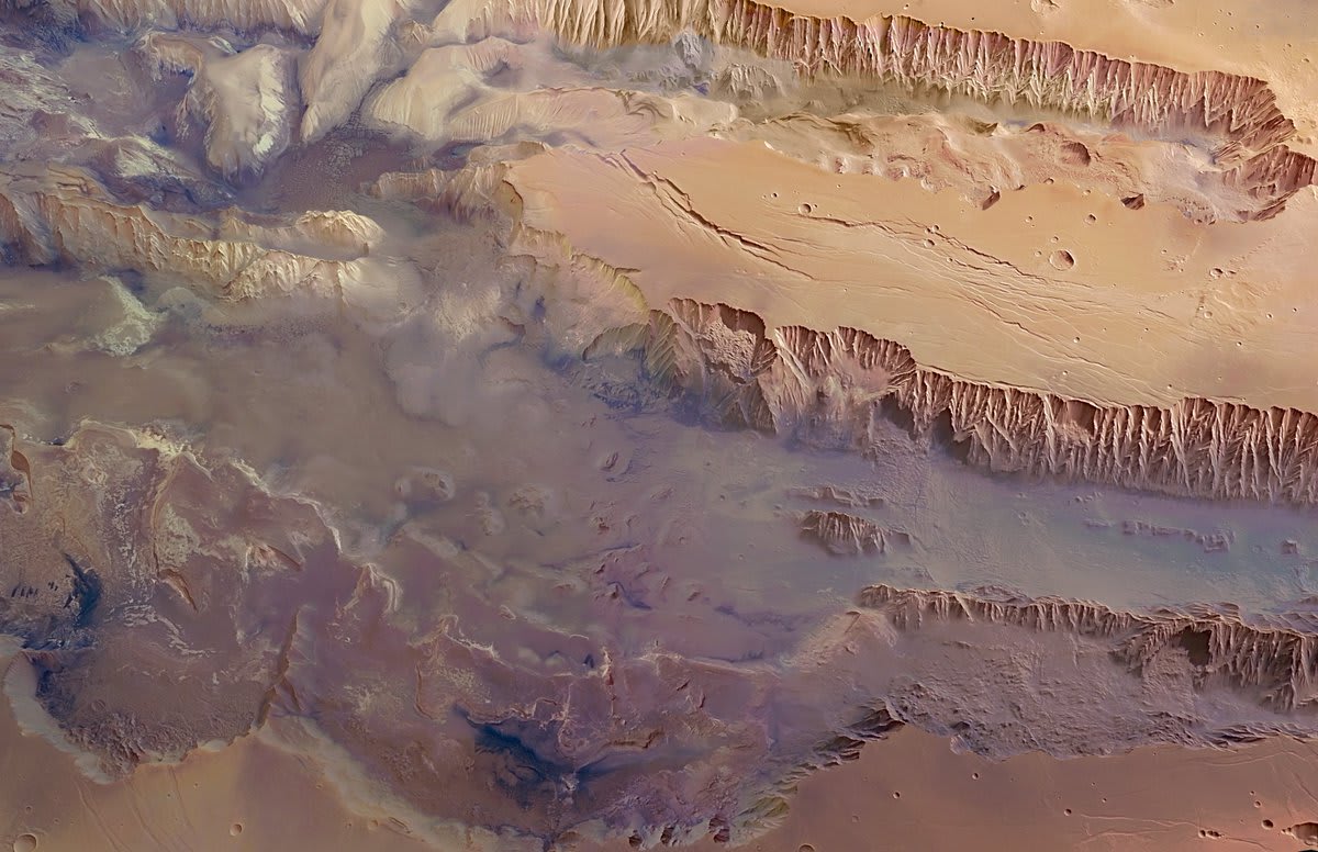 The ESA/Roscosmos ExoMars @ESA_TGO has spotted significant amounts of water, hidden beneath the surface, in the dramatic canyon system of Valles Marineris on Mars 👉