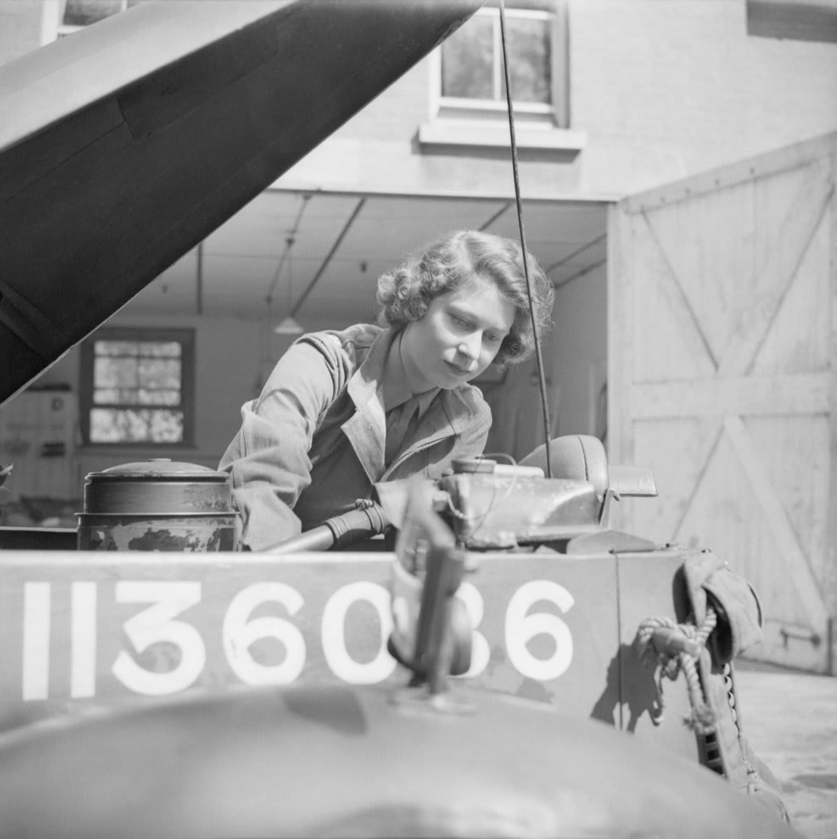 Here a young Princess Elizabeth is pictured removing the spark plugs from a vehicle as part of her training in the Auxiliary Territorial Service (ATS), 10 April 1945. PlatinumParty Learn more about the role of the ATS: https://t.co/CBPXeLIs01 © IWM H 41670