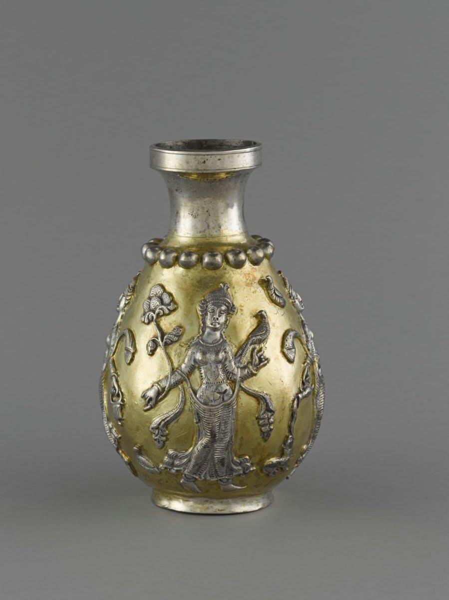 [#UnJourUneOeuvre] Cette bouteille en argent doré, décorée d'élégantes danseuses, est caractéristique de l'orfèvrerie sassanide. Elle témoigne du luxe déployé lors des banquets royaux ou religieux. ☛