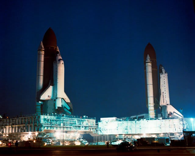 No, you're not seeing double. In this photo taken OTD in 1990, Columbia (left) is rolling past Atlantis (right) on its way to @NASAKennedy launch pad 39A for STS-35. Atlantis is parked just outside the Vehicle Assembly Building after liquid hydrogen line repairs.