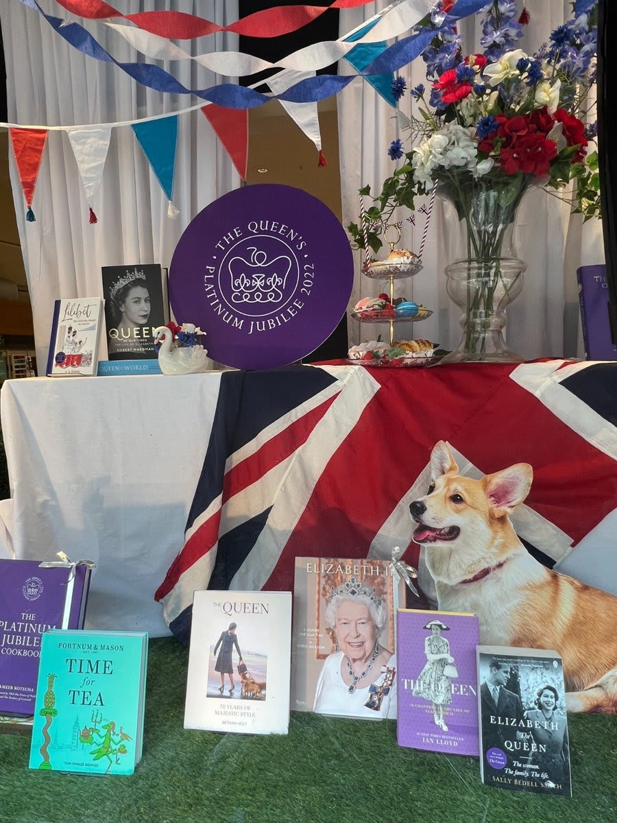 A glorious Jubilee-themed window display @WaterstonesPicc. The eagle-eyed of you will spot our newbook 'The Queen: 70 Chapters in the Life of Elizabeth II'. Extra points for the #corgi! JubileeCelebration PlatinumJubilee HM70 QueenElizabeth Joe Little