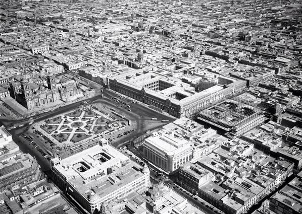 Vista aérea del Zócalo y sus alrededores. Ciudad de México en 1932. http://t.co/4MGOocoXCM