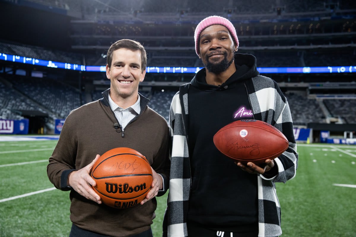 Kevin Durant catching TDs from @EliManning! Watch the full Eli Manning Show with @KDTrey5 & @richkleiman on the @Giants YouTube: