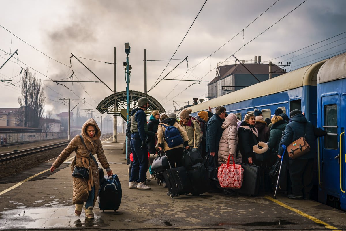 PhotoOfTheDay Ukrainian civilians — mostly women and children — rush to board any train cars to escape Irpin, Ukraine, as Russian forces continued their advance toward the capital, Kyiv. 📸