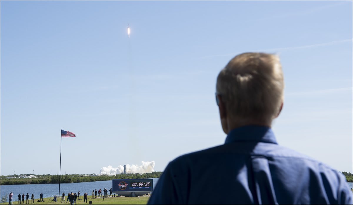 NASA Administrator @SenBillNelson watches the launch of @SpaceX's Falcon 9 and Crew Dragon spacecraft on the @Axiom_Space Ax1 mission to @Space_Station https://t.co/Fx4m4nfcJD