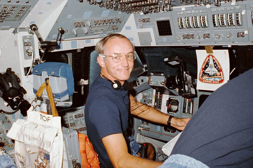 Remembering astronaut Don Williams on his #birthday. A naval aviator selected by NASA in 1978, he was the pilot on STS-51D and commanded STS-34 (the mission that deployed the Galileo probe to Jupiter.)