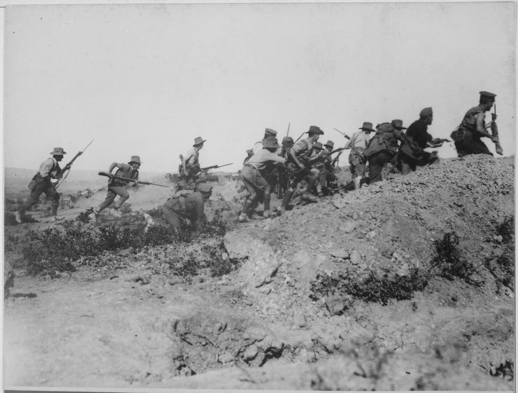 Australian troops charge a Ottoman trench. Dardanelles Campaign, Gallipoli, 1915.