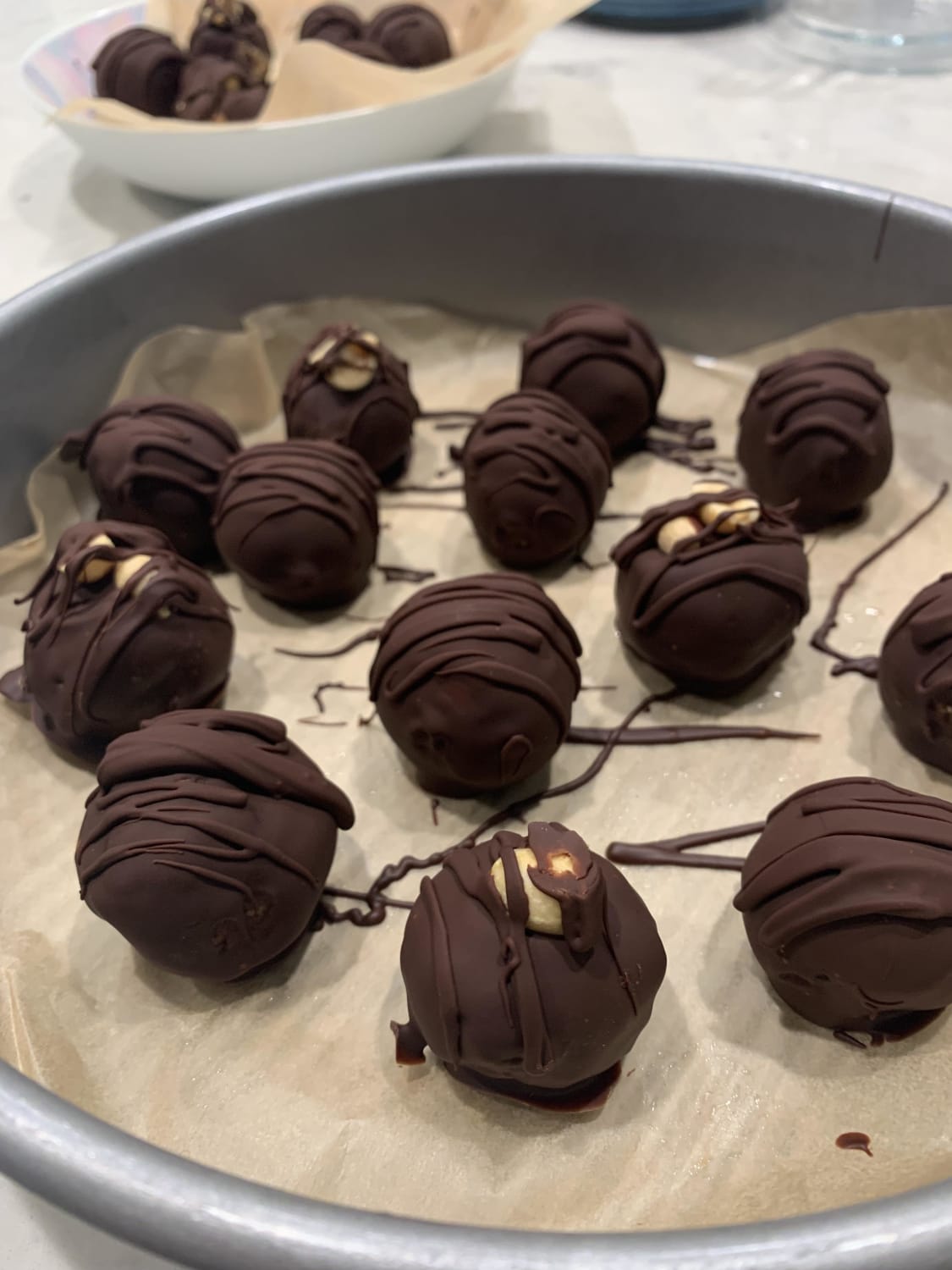 Chocolate peanut butter balls makes the cutest little gift 🥰
