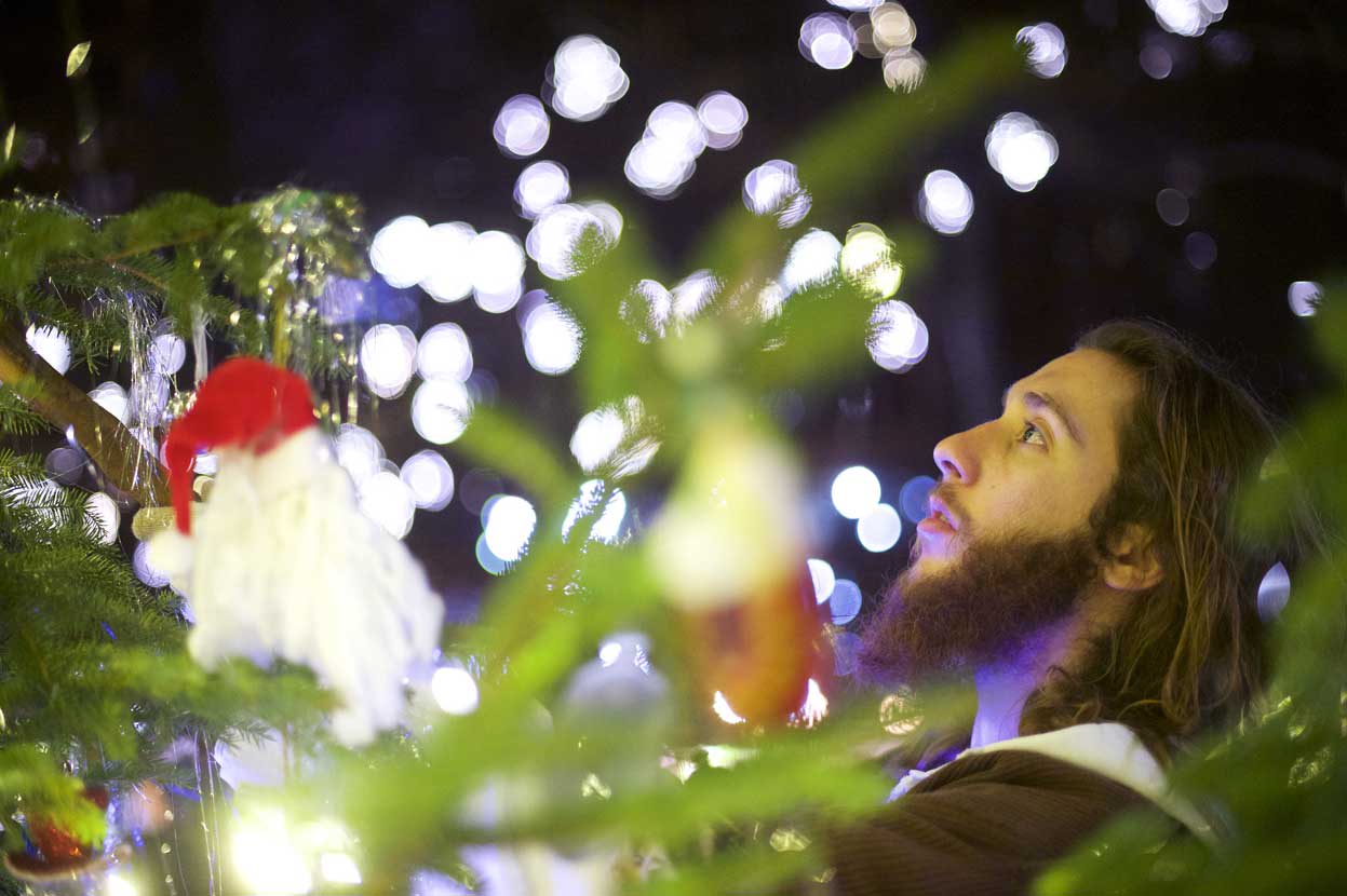 It's Beginning to Look a Lot Like Christmas - 30 photos of holiday lights and cheer: http://t.co/bcTn7aNG5e http://t.co/yAOayvuMhq