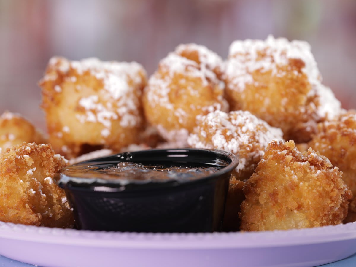 @noahcappe is stopping by the Wisconsin State Fair for this ULTIMATE deep-fried dessert! Catch an ALL-NEW CarnivalEats TONIGHT @ 9|8c.