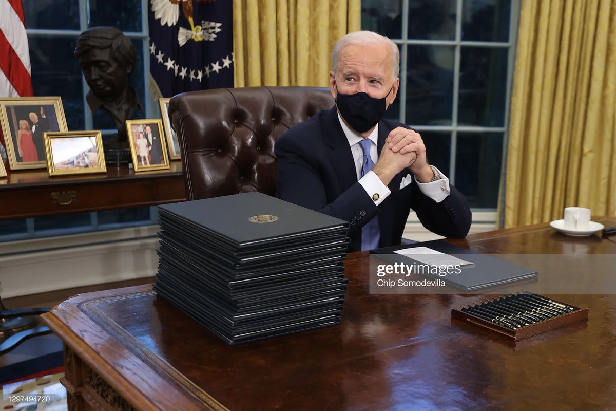 @POTUS JoeBiden prepares to sign a series of executive orders at the Resolute Desk in the Oval Office just hours after his inauguration in #WashingtonDC. Biden became the 46th president of the U.S. earlier today during the ceremony at the #USCapitol. :