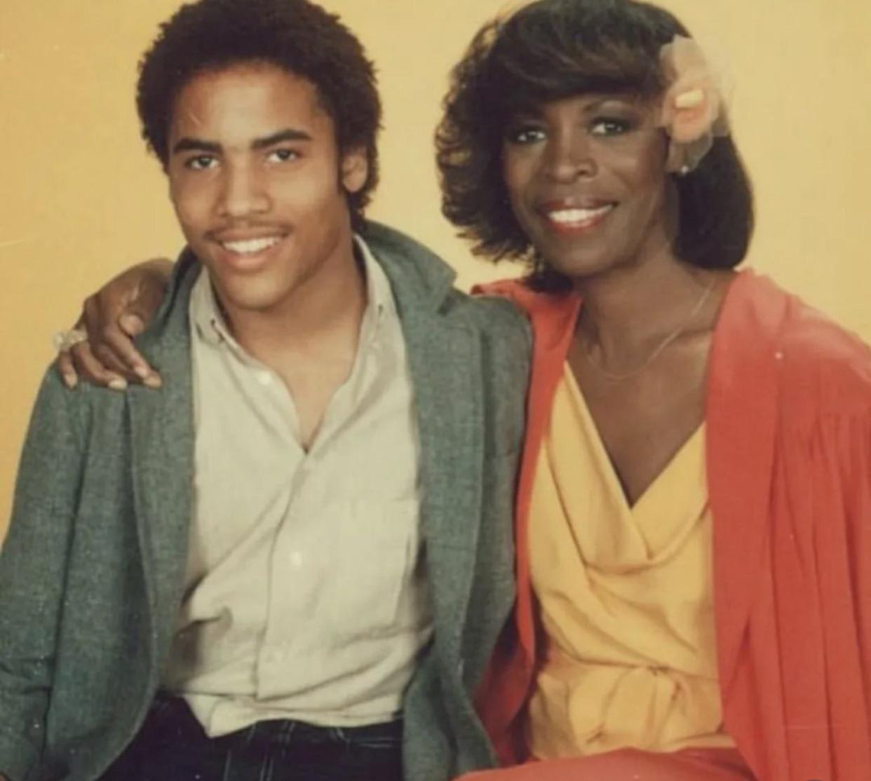 Lenny Kravitz and his mom Roxie Roker aka Helen from “The Jeffersons”, sometime in the 1980s.