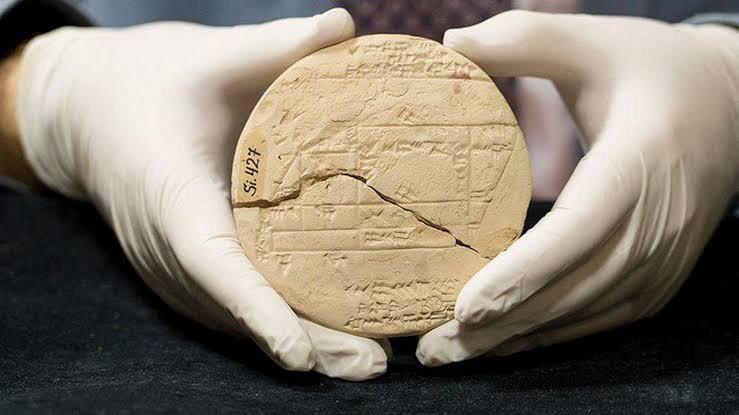 3,700-year-old ancient clay tablet containing applied geometry. A millennia before the birth of Pythagoras.