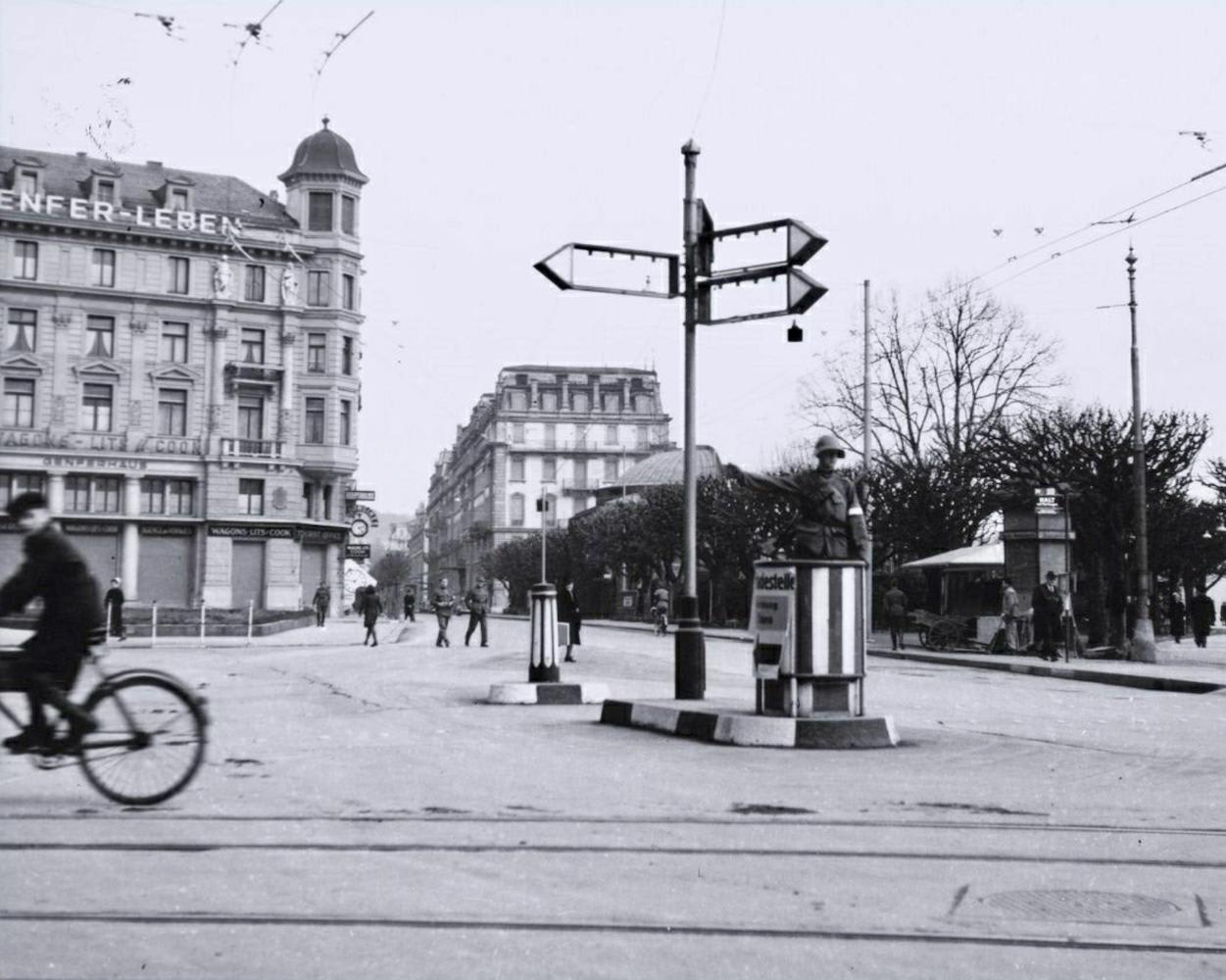 #onthisday Due to Germany's military escalation in Central Europe, the Swiss Federal Council ordered the mobilization of the Swiss Armed Forces for the following day on 1 September 1939. Photo from Lucerne: All direction signs were removed and a soldier controls the traffic.