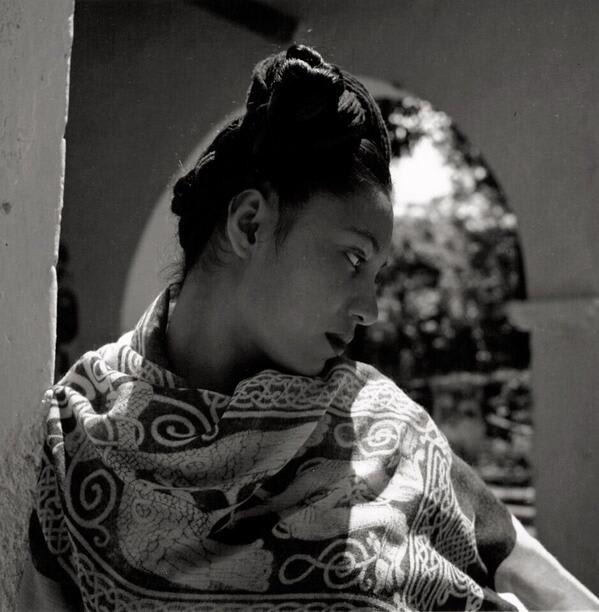 Nieves, una modelo de Diego Rivera fotografiada por Fritz Henle en Cuernavaca, 1943. http://t.co/AxWKuFYdqT