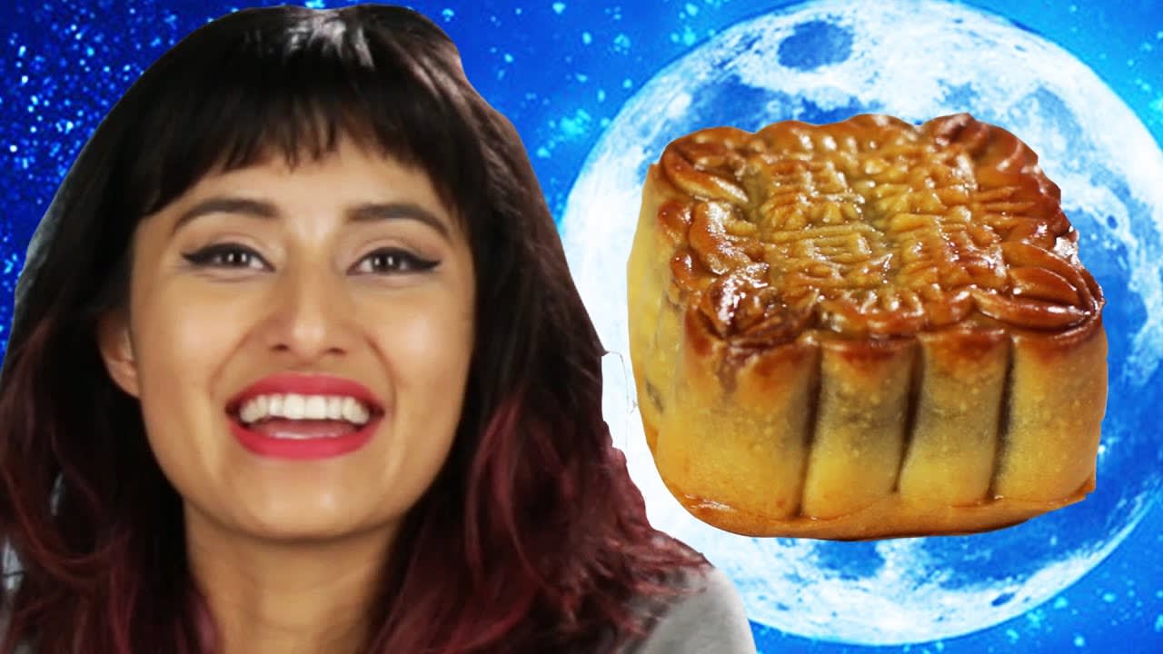 People Try Moon Cakes (月餅) For The First Time