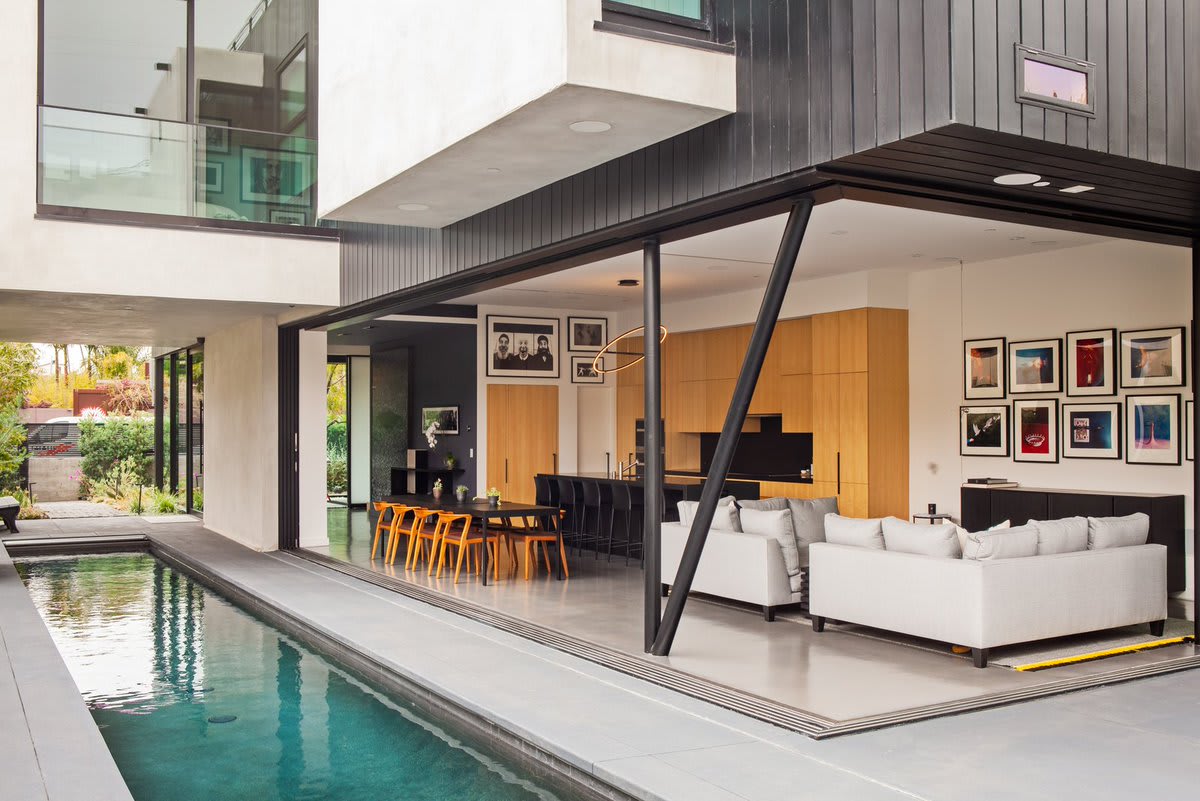 In True California Style, This Venice Beach Home Hovers Above a Pool: