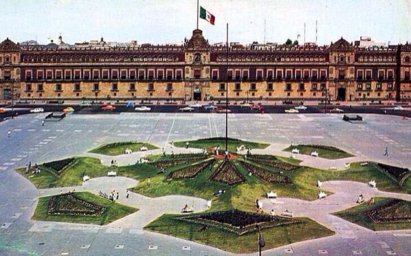 Jardín geométrico en el Zócalo de la ciudad de México, años 80 @HistoricoDF @kmcerotuitea @guiadelcentro @FCH_CM http://t.co/AOqY9sKlnj