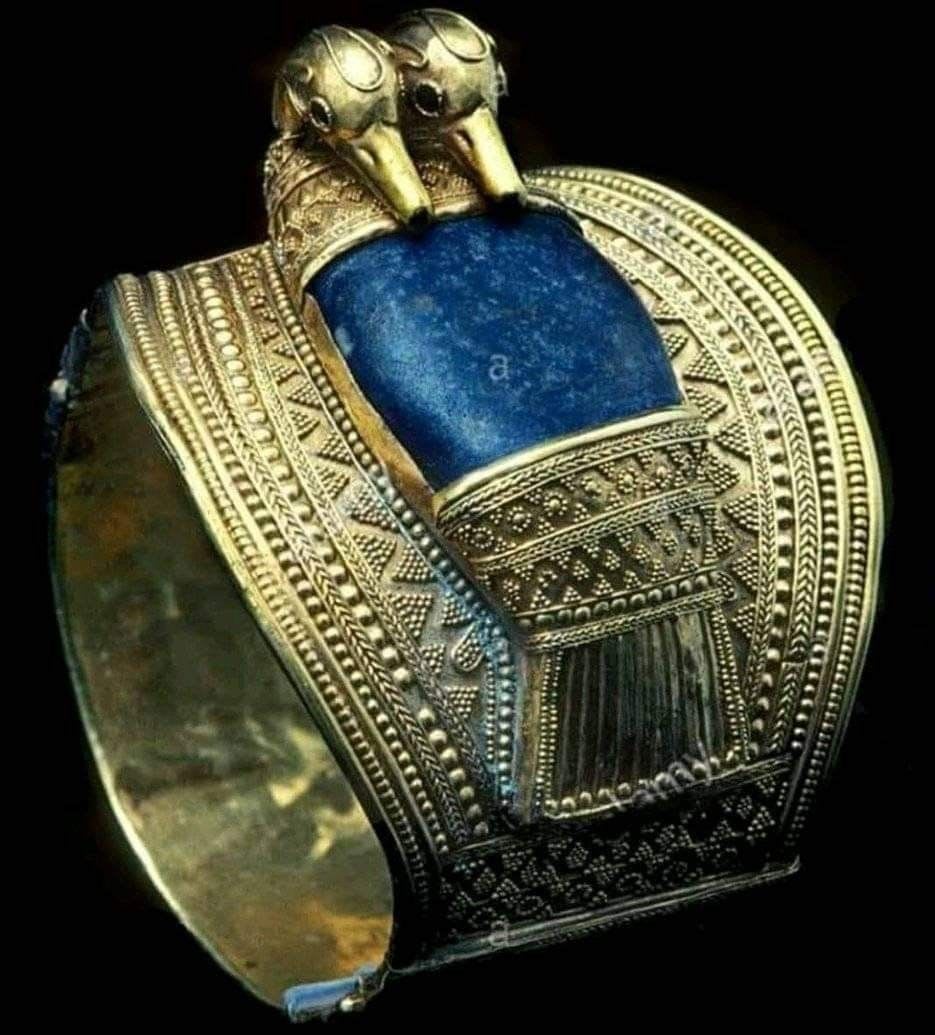 Golden Bracelet from the tomb of Ramesses II, decorated with granulation and a double-headed duck with a body made from lapis-lazuli. 19th dynasty, 1279-1213 BC, now on display at the Egyptian Museum in Cairo
