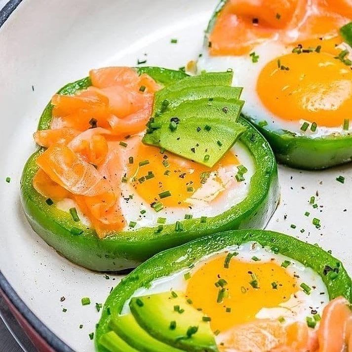 Eggs + Smoked Salmon in Green Rings 🍀⁠ {Ingredients}⁠ 1 or 2 green bell peppers⁠ Whole free range eggs for each ring⁠ Sea salt and freshly ground pepper to taste⁠ 🙋optional toppings: fresh dill, fresh chives, smoked salmon, avocado slices.