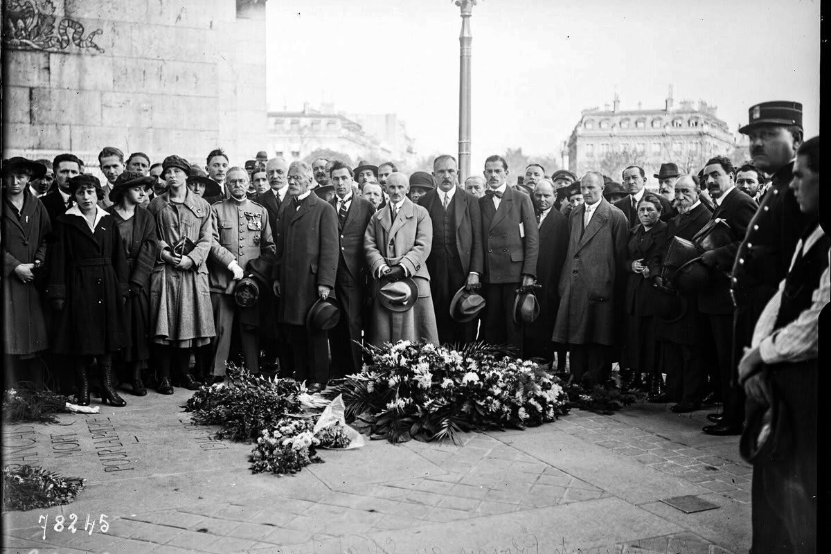 A Polish delegation places a wreath at the Tomb of the Unknown Soldier in Paris.