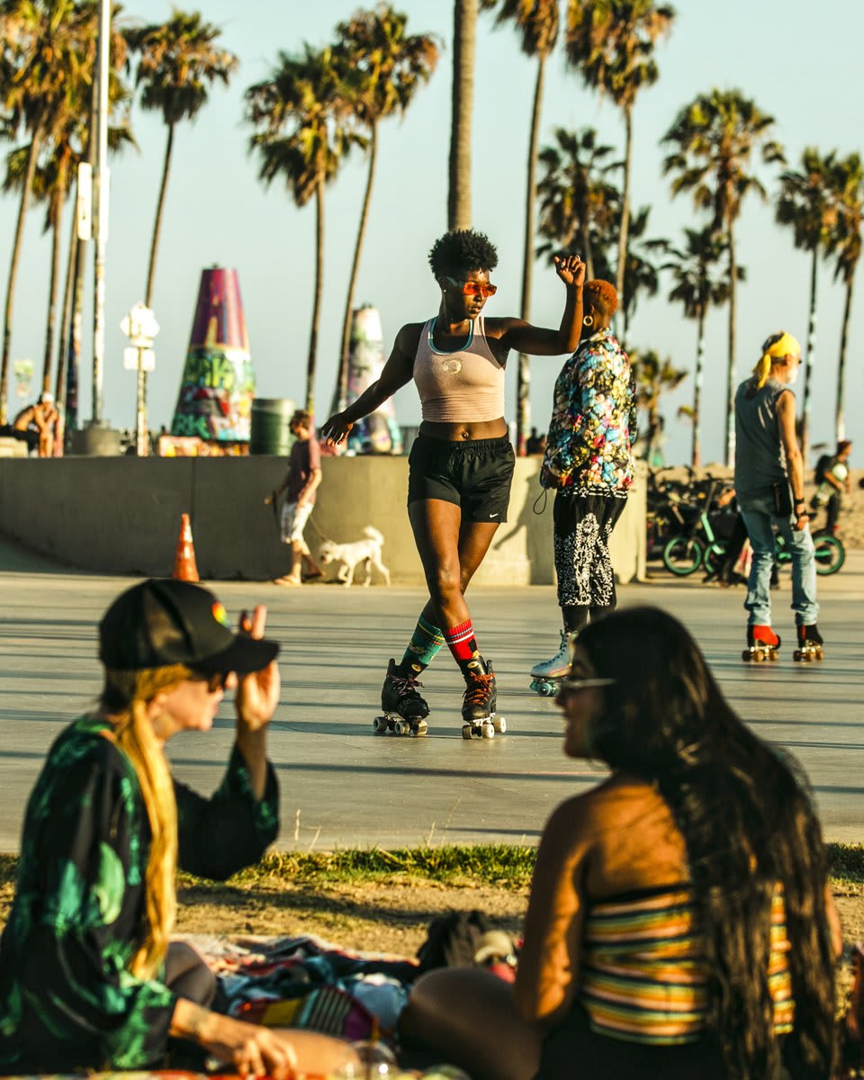 PhotoOfTheDay Bianca Povalitis along with fellow roller skaters enjoy an evening at Venice Beach Skate Plaza in the Los Angeles. https://t.co/Bh0XeLfyff 📸