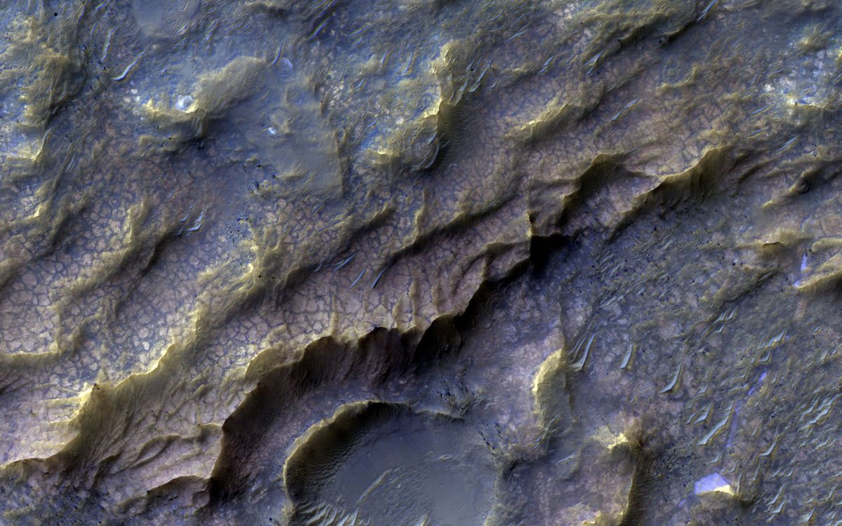 Where are my dragons!? @NASA’s Mars Reconnaissance Orbiter spotted Martian bedrock resembling dragon scales.