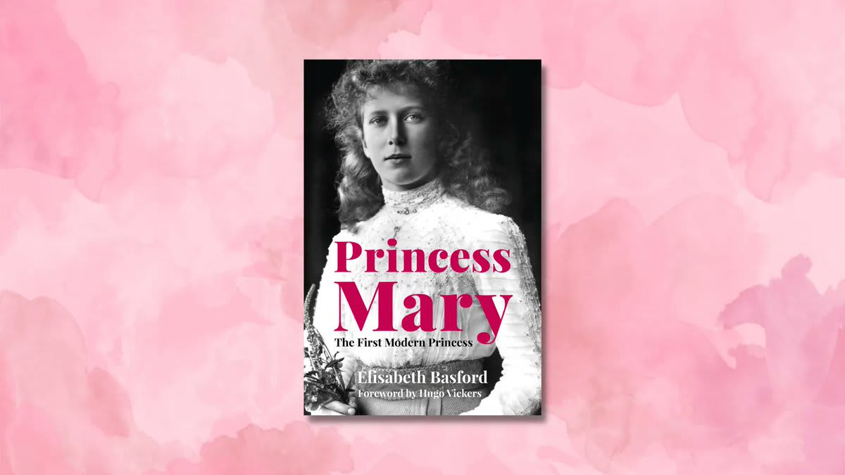 Princess Diana is seen as the first member of the British royal family to tear up the rulebook. But before her was another who paved the way. 'Princess Mary' is out in paperback next month... https://t.co/8vVyTEQqhu @ejaleigh 🙋👑📕
