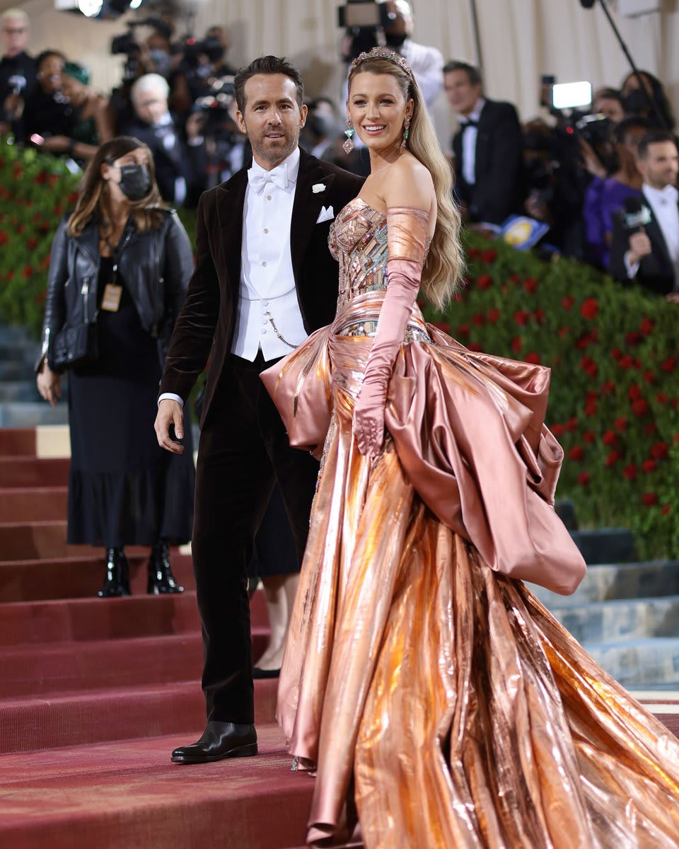 Fashion prom's queen and king @blakelively in Atelier @Versace inspired by the Statue of Liberty and @vancityreynolds in @ralphlauren. Photo via