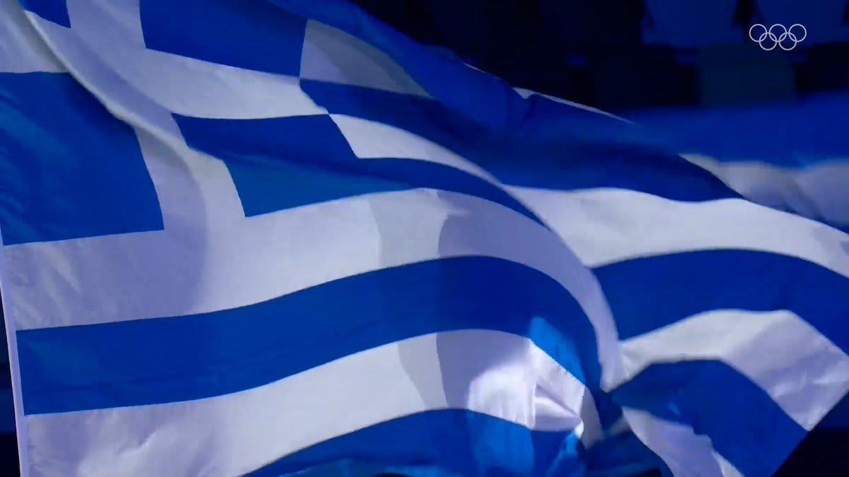 In honour of the birthplace of the Olympic Games, the Greek flag is raised above the Olympic Stadium. 🇬🇷😍 @HellenicOlympic | StrongerTogether | ClosingCeremony |
