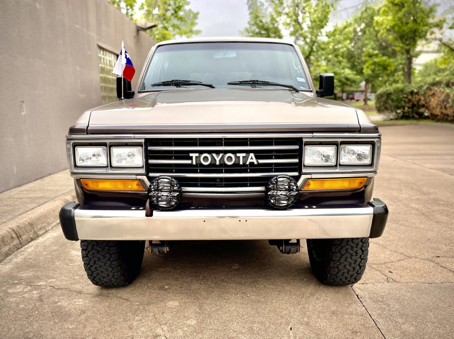 Frontend Friday Homies! FJ62 in pic iFP 100watt and Hella kit. OME 2.5 and working antenna with badass Texas flag. Fort Worth, Texas.